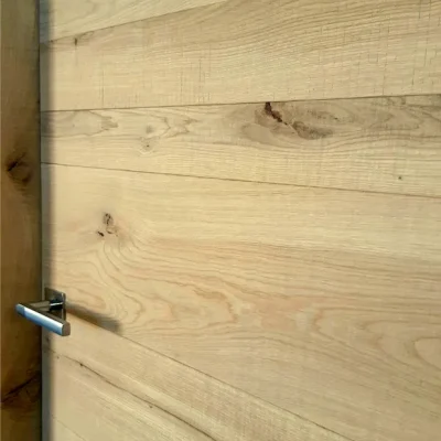 porta in legno dettaglio maniglia