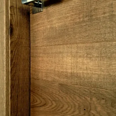 porta in legno dettaglio maniglia